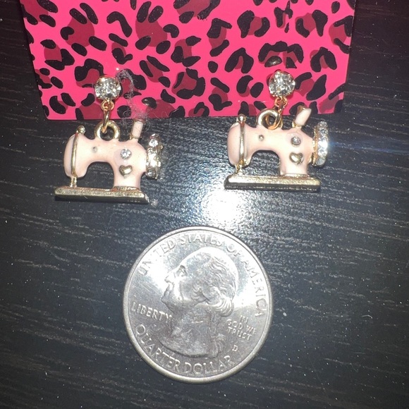🧵NWT! Sewing Machine Earrings - Picture 4 of 4